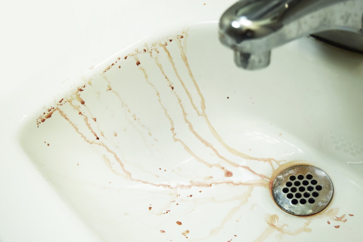Rdzawe plamy po wodzie – problem właścicieli wody ze studni